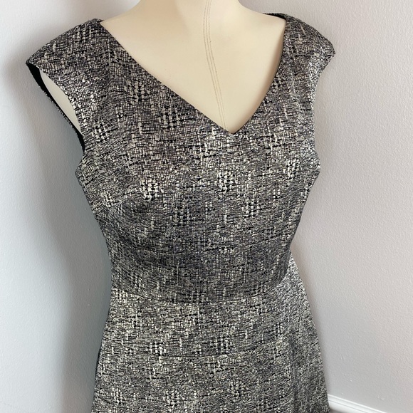 ANNE KLEIN Sleeveless Black & Gold Metallic V-Neck A-Line Dress | Size 4 - Picture 3 of 14
